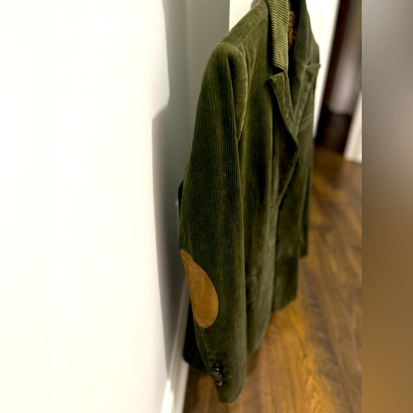 Exceptional tailoring and heritage style define luxuriously soft cord blazer. - Picture 3 of 5